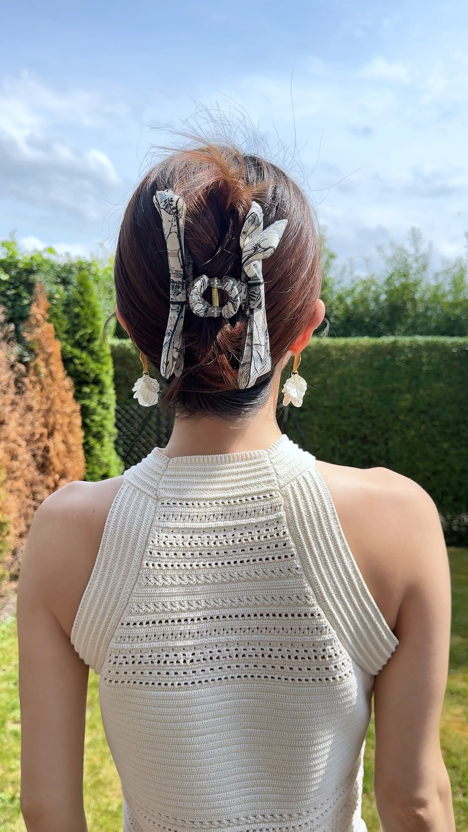 Elegant hair clip with bow in the style of traditional ink painting