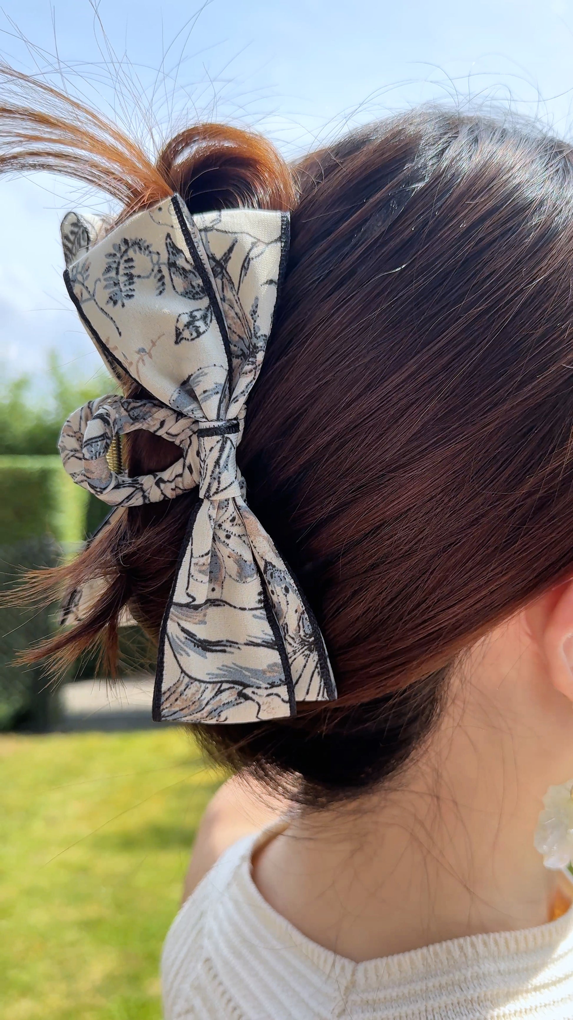Elegant hair clip with bow in the style of traditional ink painting