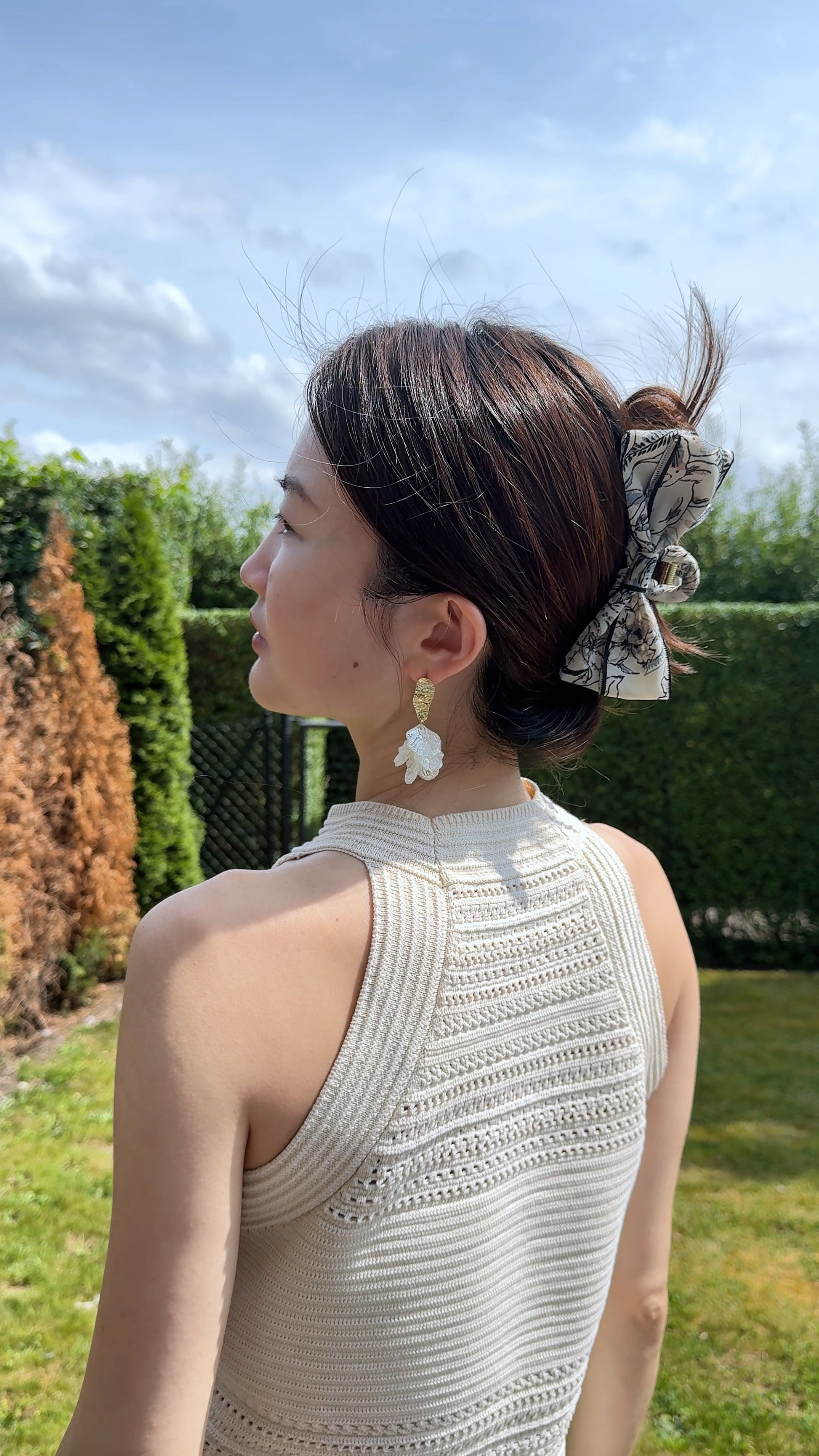 Elegant hair clip with bow in the style of traditional ink painting