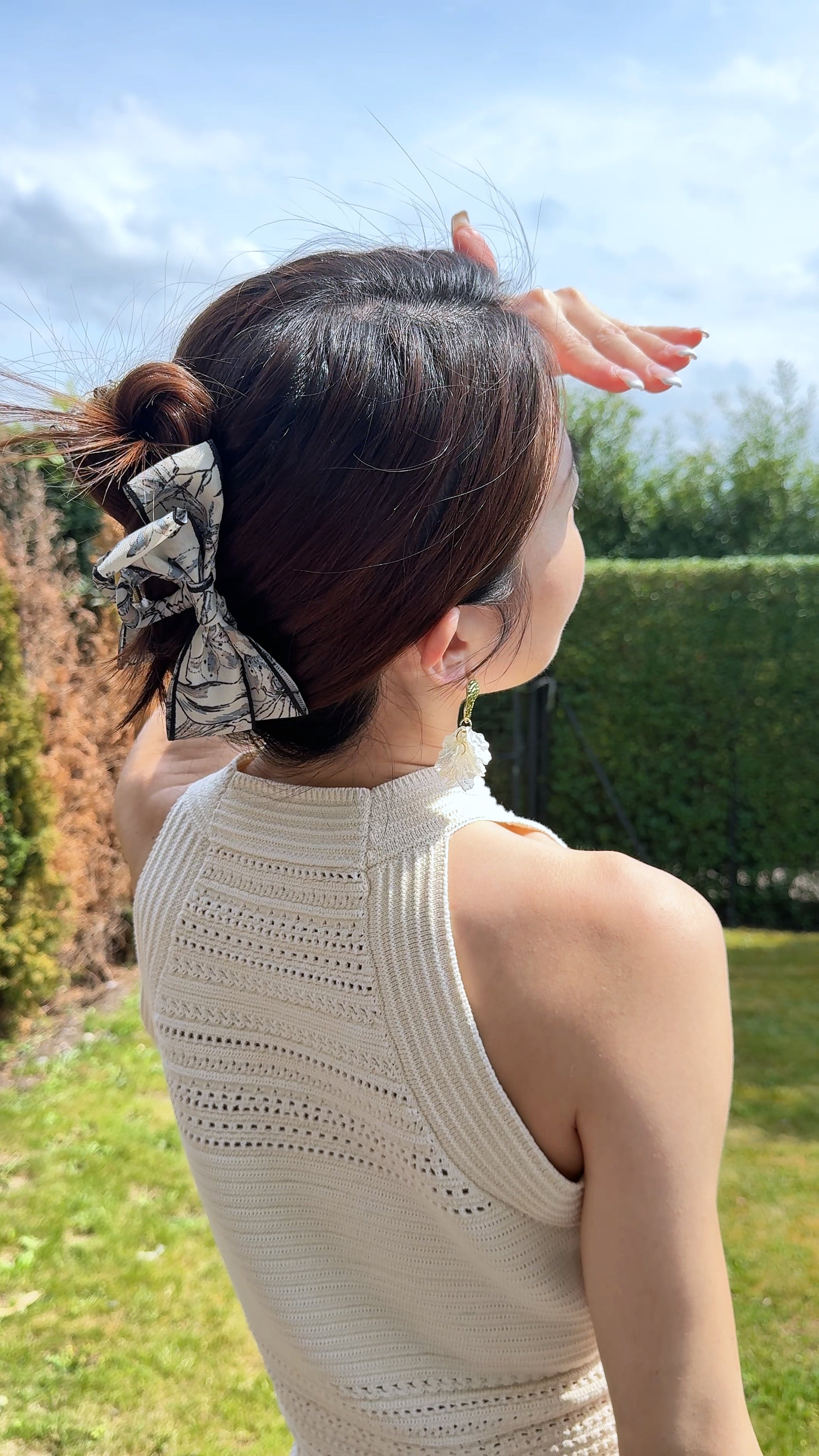 Elegant hair clip with bow in the style of traditional ink painting