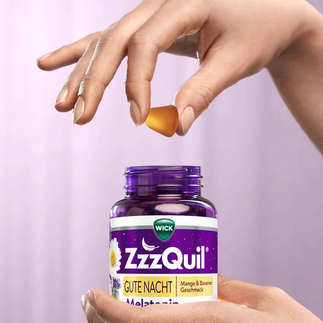 WICK ZzzQuil Gute Nacht Gummies Variety Pack Wild Berry + Mango Banana | 120 Melatonin Gummies | 1 mg Melatonin + Vitamin B6 & Botanical Extracts PZN 16894643 + 18137478