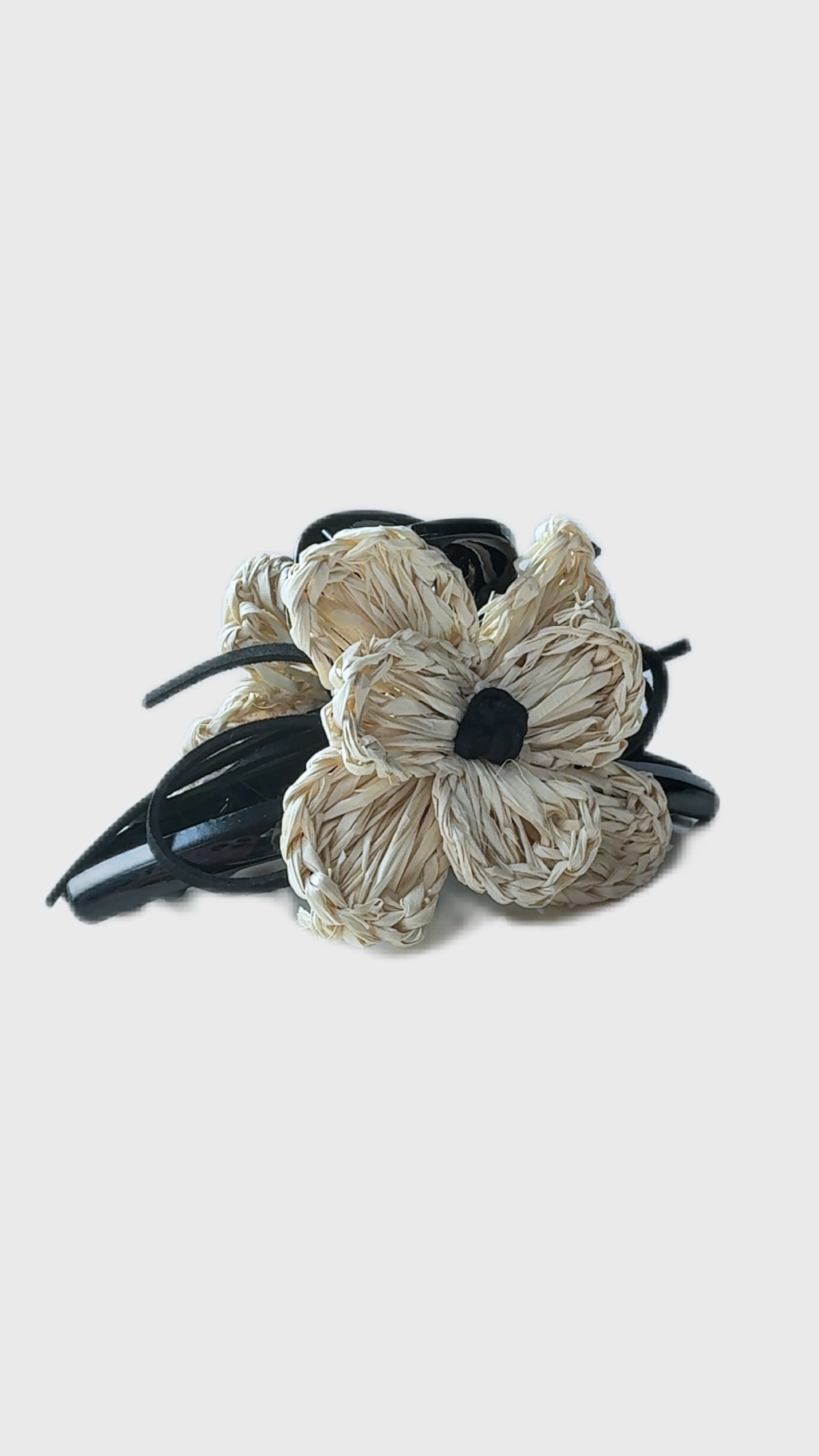 Holiday-style braided flower hair clip – Classic Beige