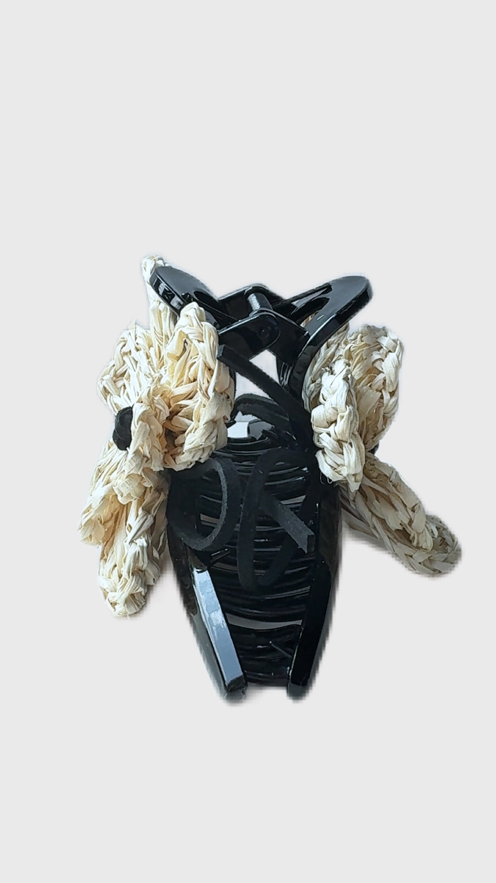 Holiday-style braided flower hair clip – Classic Beige