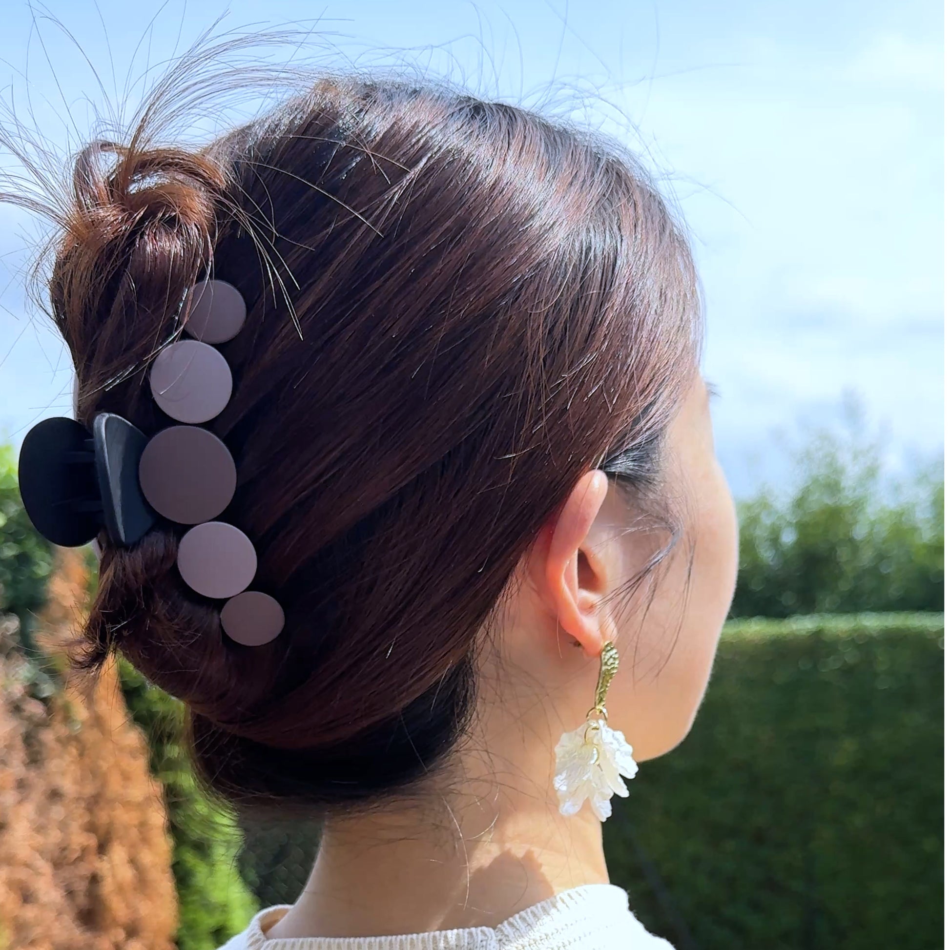Elegant hair clip in coffee brown with color accents