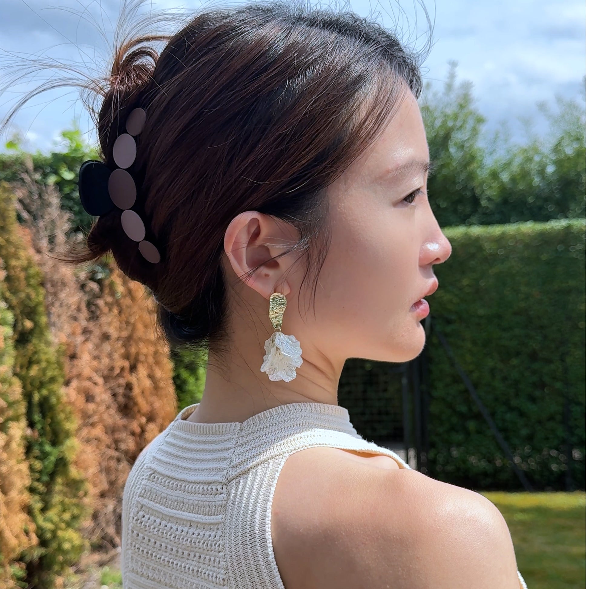 Elegant hair clip in coffee brown with color accents