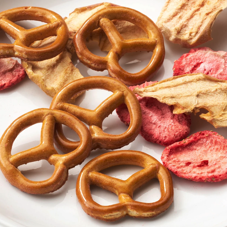 dmBio Organic Kids Pretzels & Fruit Chips Value Pack | 10 × 40 g | From 3 Years | Organic Spelt Pretzels, Apple & Strawberry | No Added Sugar | Made in Germany